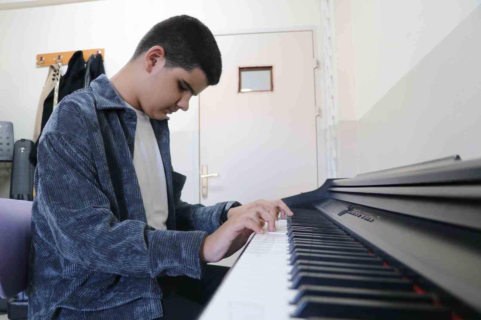 Sivaslı Genç Müzisyen Kadir Alp Şınaydar: Görme Engeline Rağmen Müzikle Hayat Buluyor