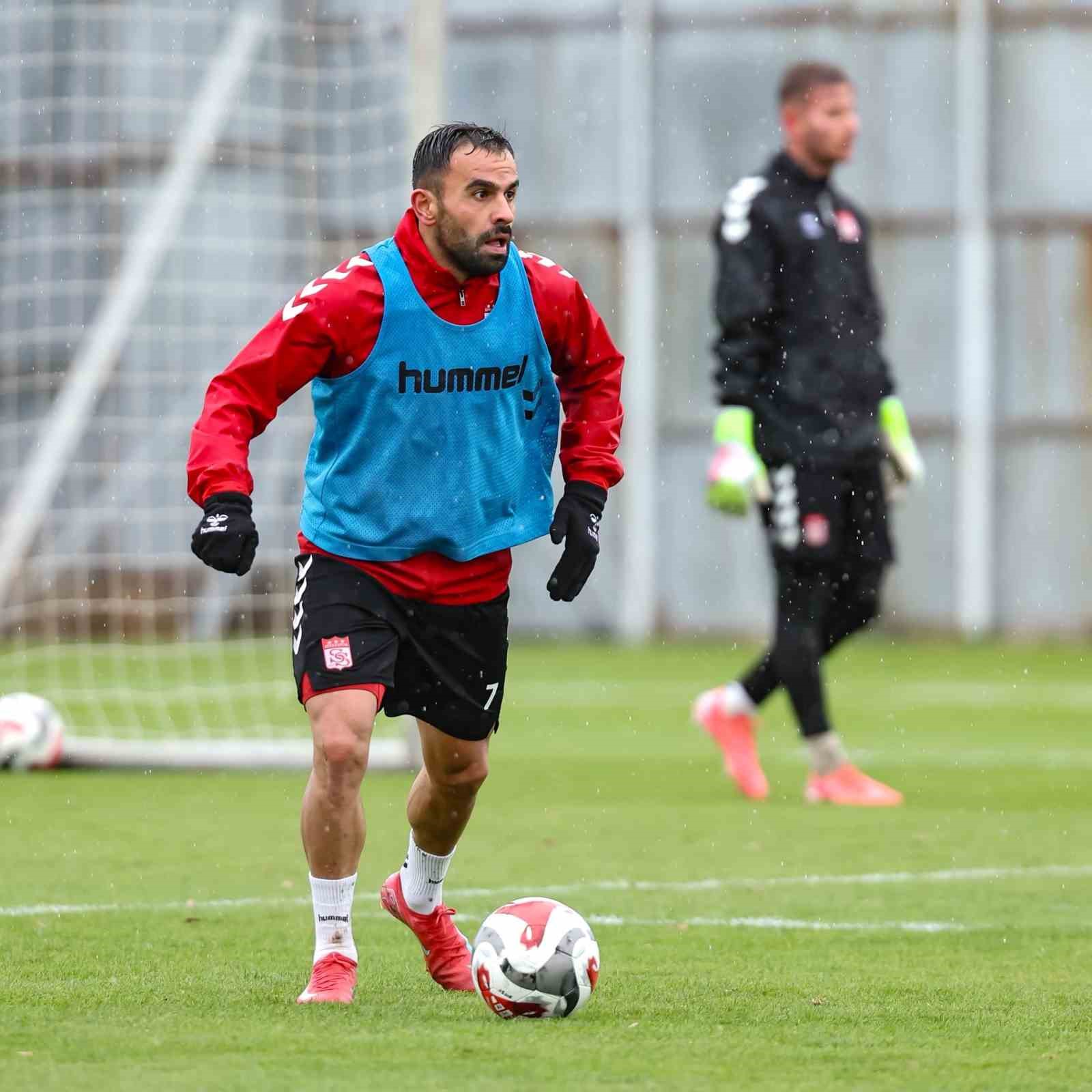 Sivasspor, Ankara Keçiörengücü Maçı Öncesi Sağanak Altında Çalıştı