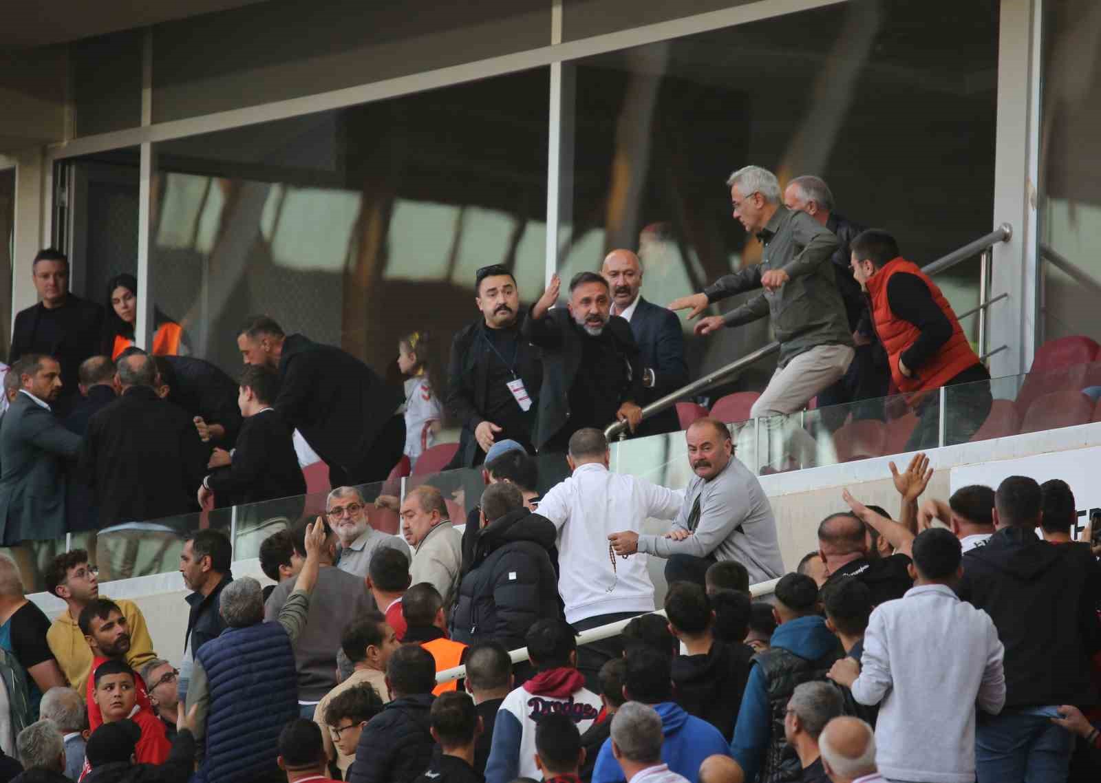 Sivasspor Kulübü Başkanı Gökhan Karagöl’ün Taraftarla Gergin Anları