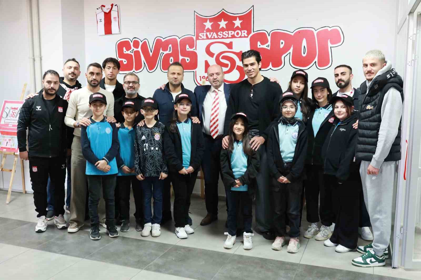 Sivassporlu Futbolcular ve Öğrenciler Arasında Resim Sergisi Köprüsü