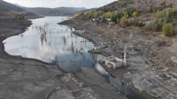 Sivas’ta Baraj Altında Kalan Tarihi Köy Gün Yüzüne Çıktı