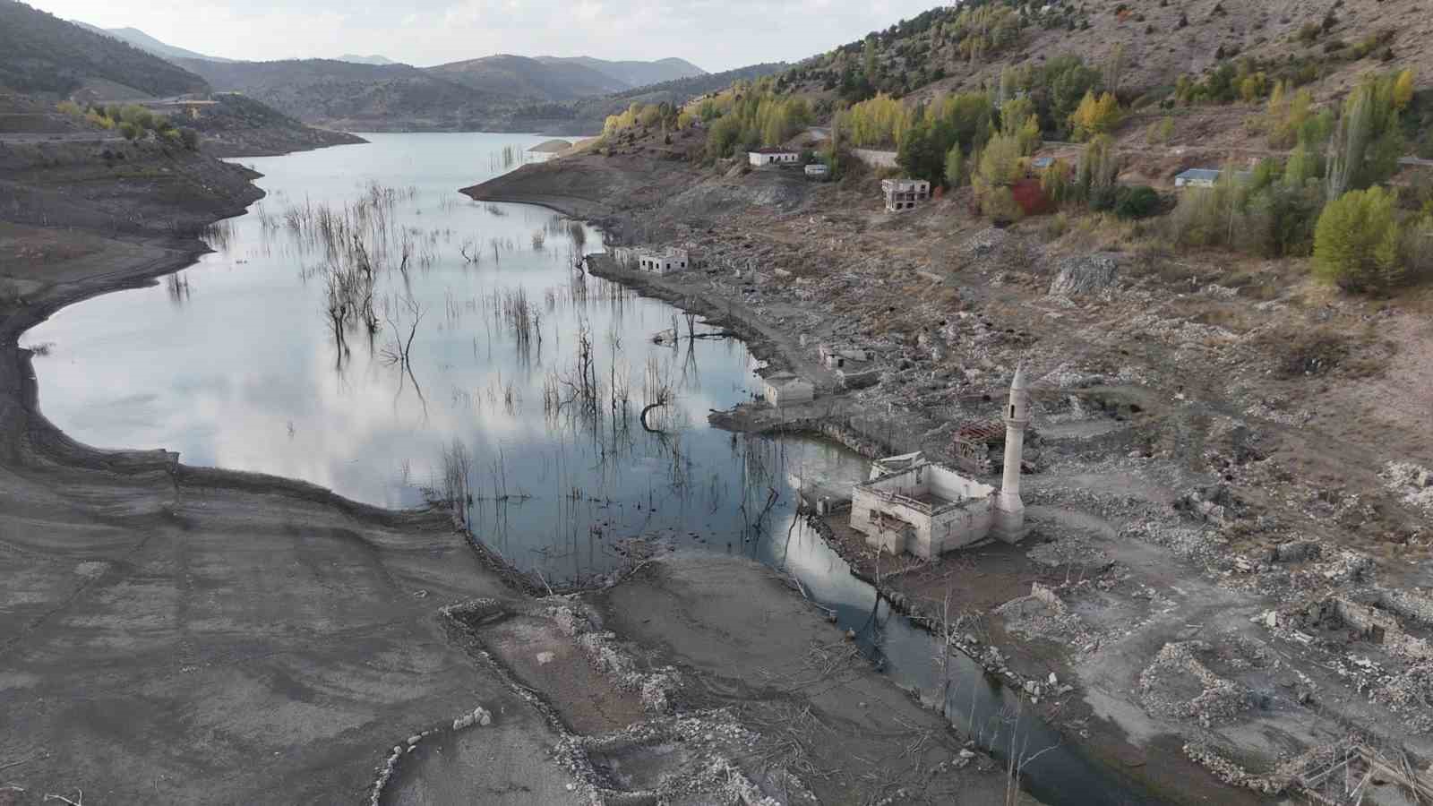 Sivas’ta Baraj Altında Kalan Tarihi Köy Gün Yüzüne Çıktı