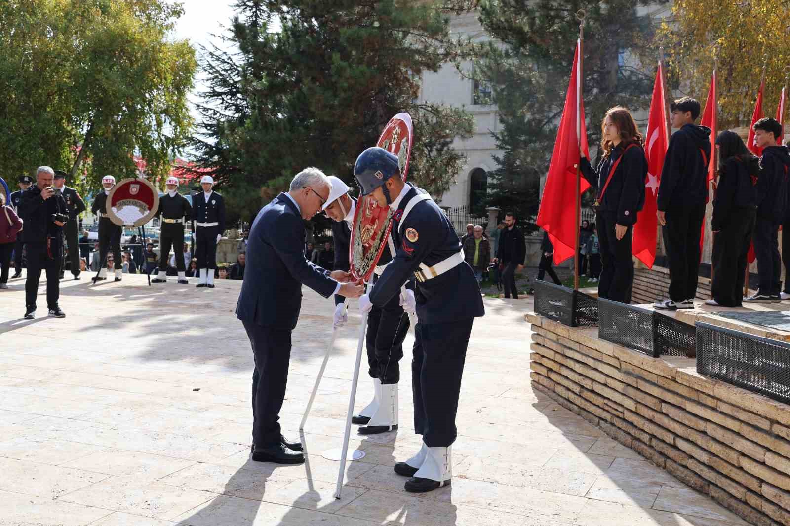 Sivas’ta Cumhuriyet Bayramı Coşkusu: Anıta Çelenk Sunumu ve Fidan Dağıtımı