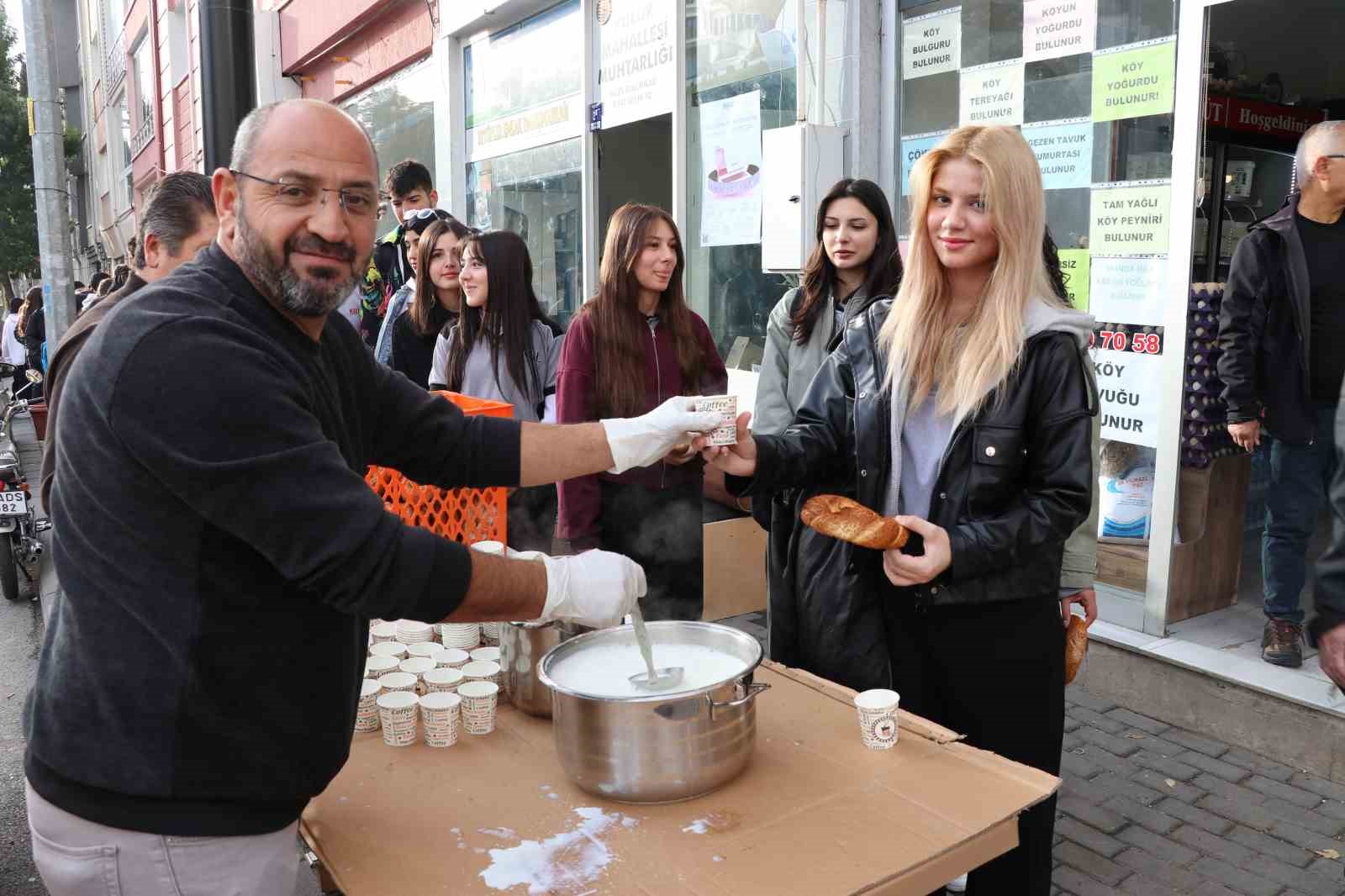 Sivas’ta Esnaf, Köy Sütüne Karşı Önyargıları Kırmak için Öğrencilere Süt İkram Etti