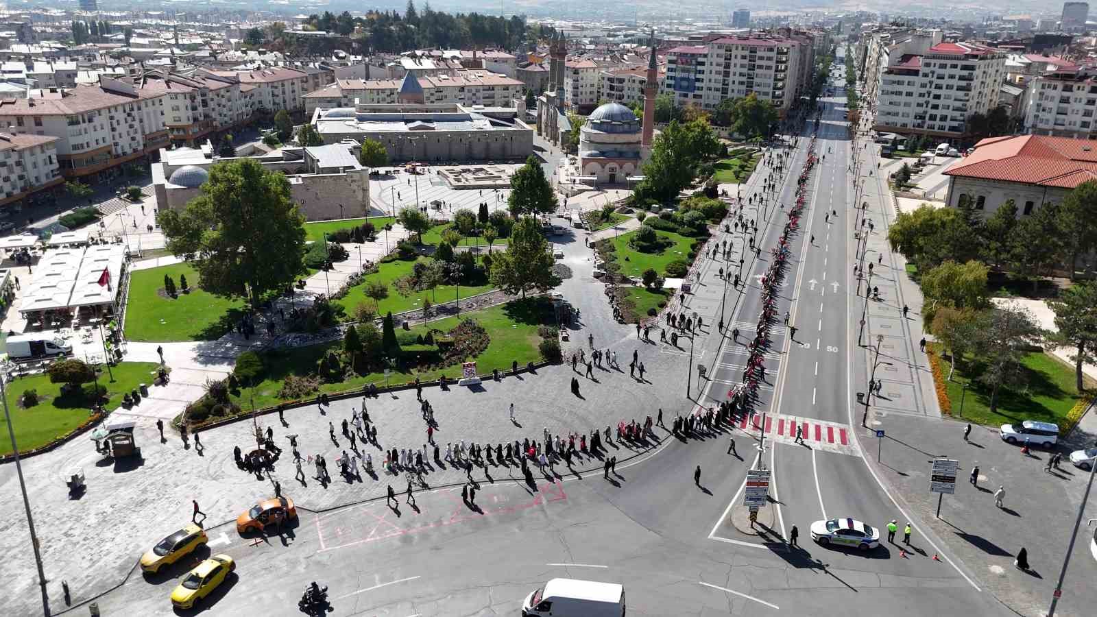 Sivas’ta Kadınlar Gazze İçin ‘Sessiz Çığlık’ Yürüyüşü Düzenledi