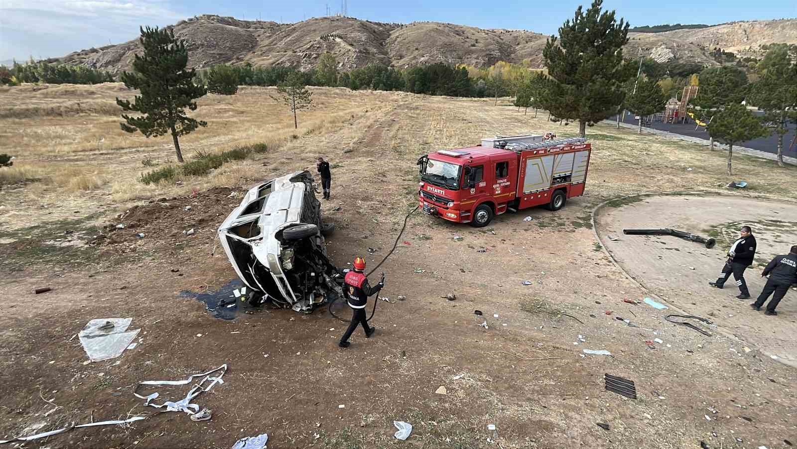Sivas’ta Korkutan Trafik Kazası: Minibüs Duvarı Aşarak Devrildi, 4 Kişi Yaralandı