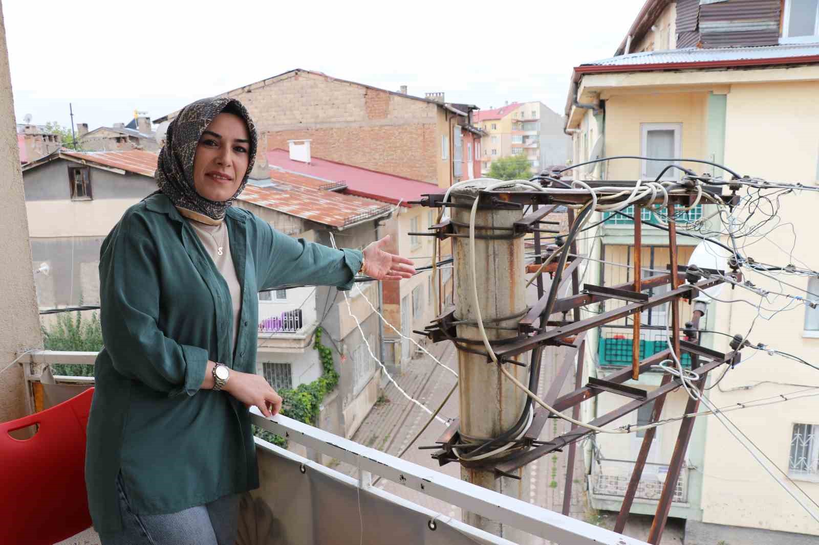 Sivas’ta Mahalle Sakinlerini Tedirgin Eden Elektrik Direği Tehlikesi