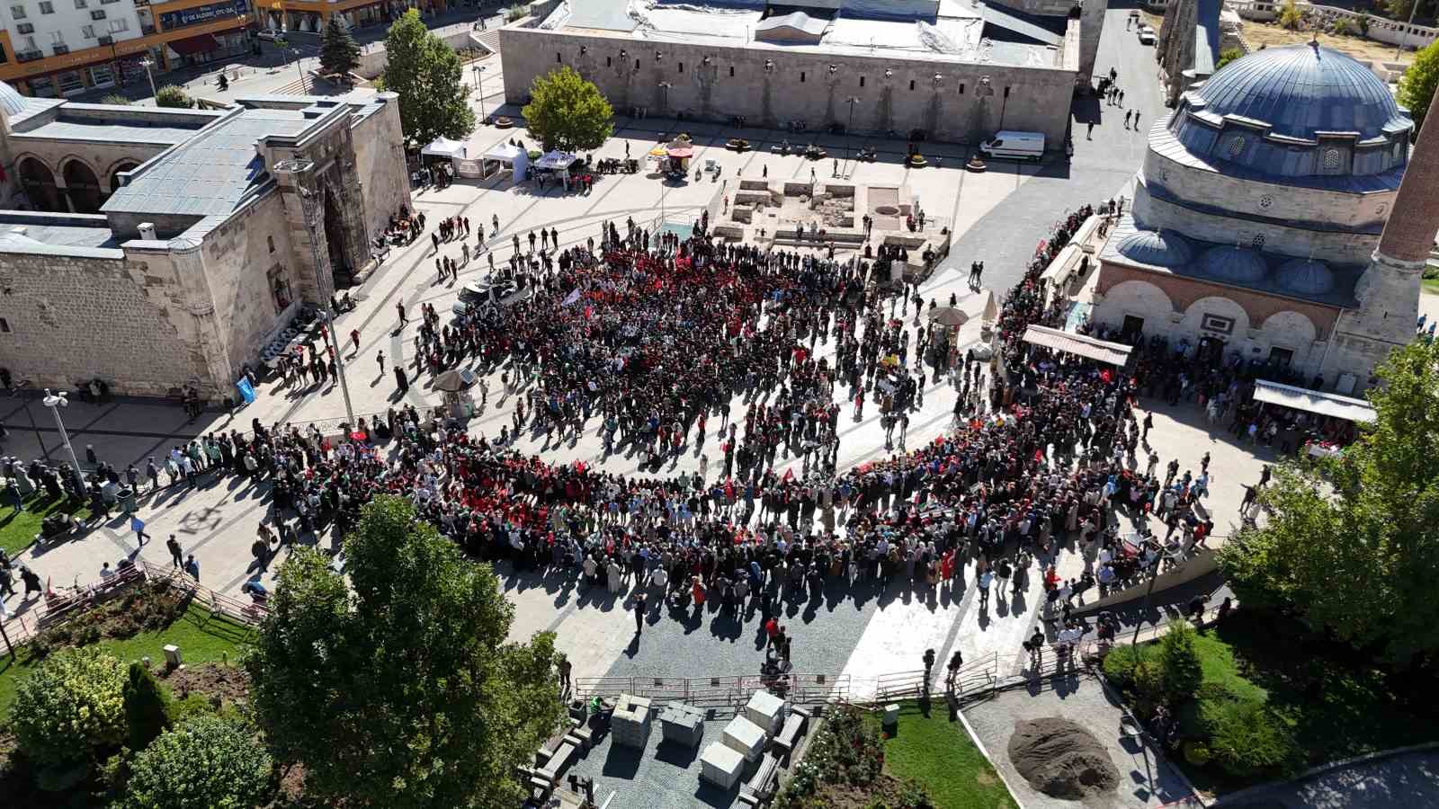 Sivas’ta Öğrenciler Gazze’ye Destek İçin Bir Araya Geldi