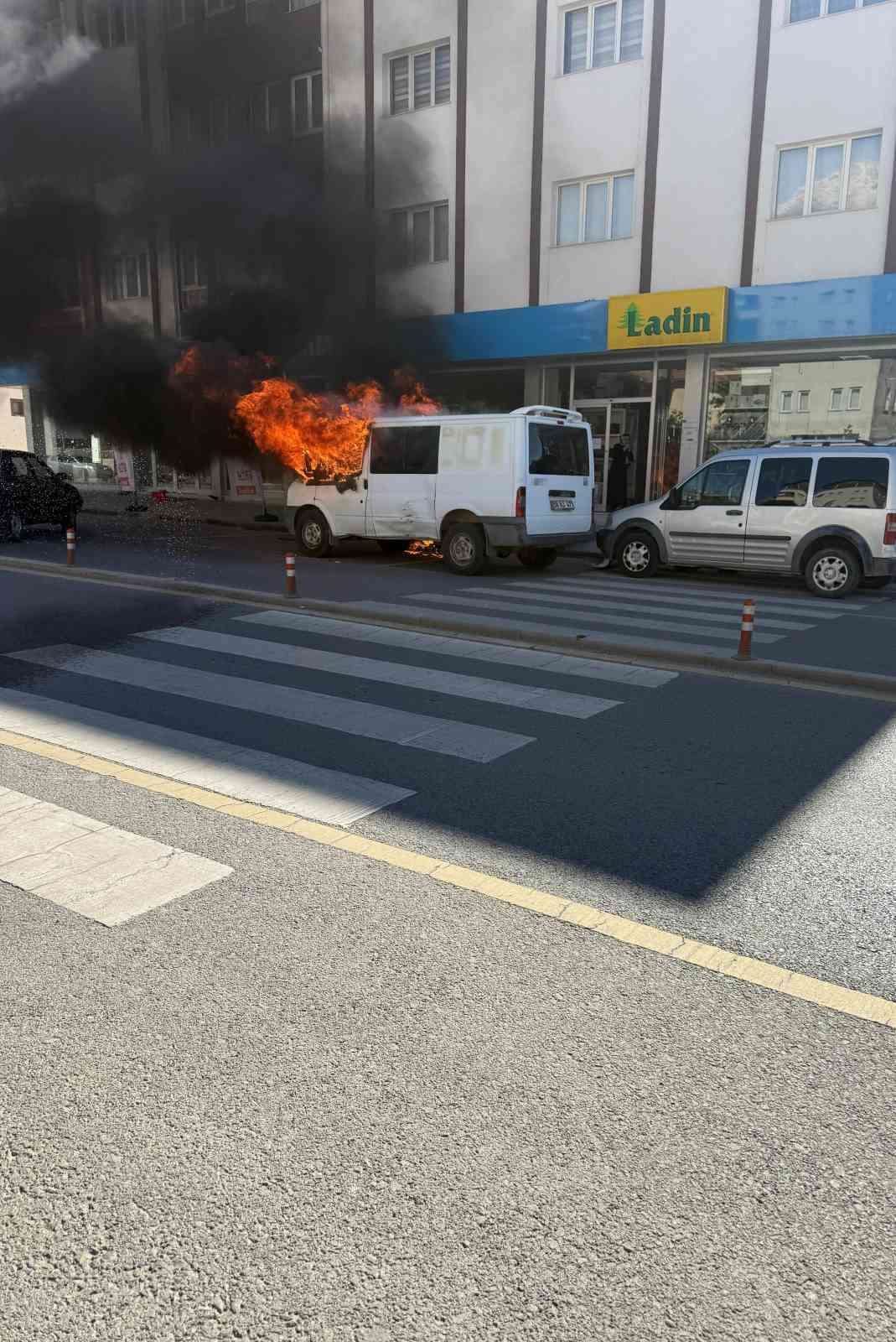 Sivas’ta Park Halindeki Minibüs Alevlere Teslim Oldu