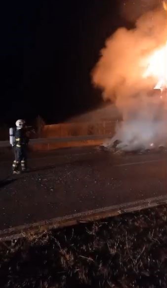 Sivas’ta Saman Yüklü Tır Yanarak Kül Oldu