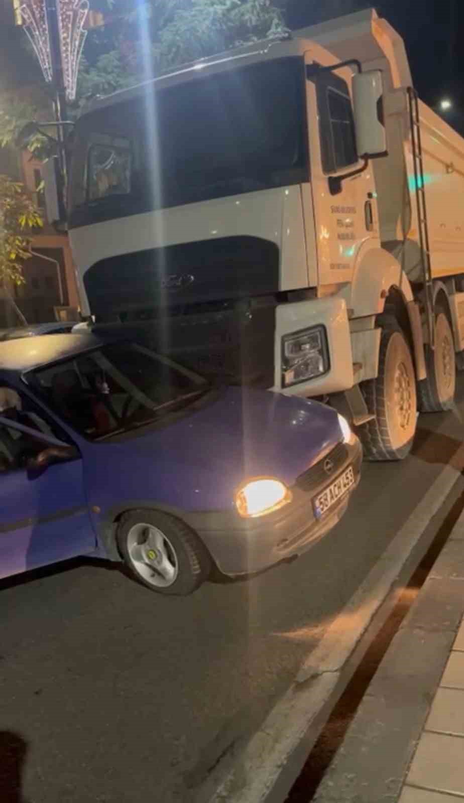 Sivas’ta Trafik Kazası: Kamyon Otomobile Çarptı, 1 Yaralı