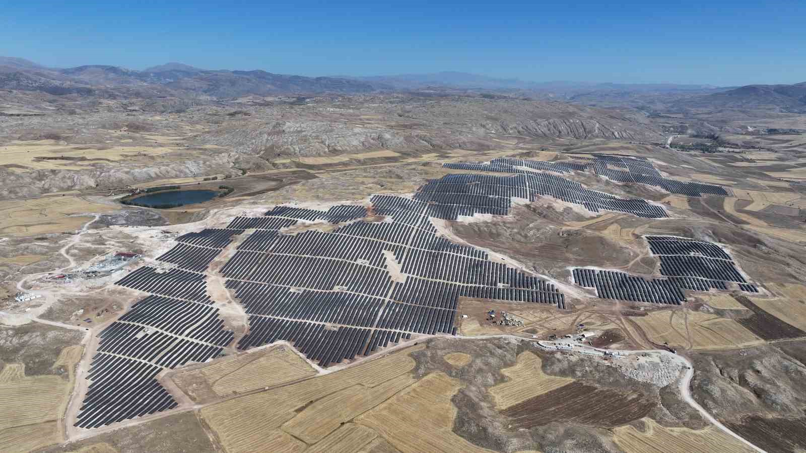 Sivas’ta Türkiye’nin En Yüksek Kapasiteli Güneş Enerji Santrali Hizmete Açıldı