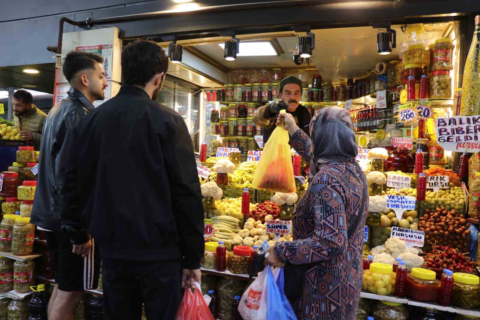 Sivas’ta Turşu Zamanı: Renkli Tezgahlar ve Çeşit Çeşit Lezzetler