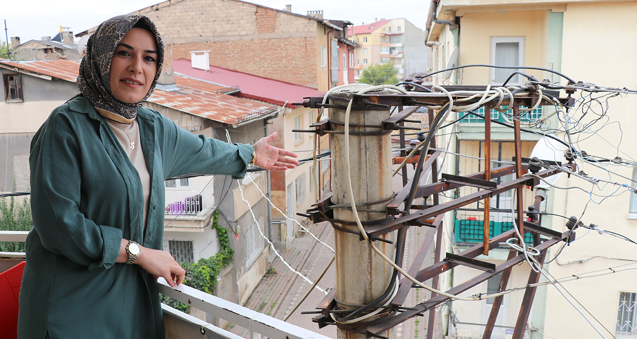 Sivas’ta Yaşanan Elektrik Direği Tehlikesi Mahalleliyi Tedirgin Ediyor