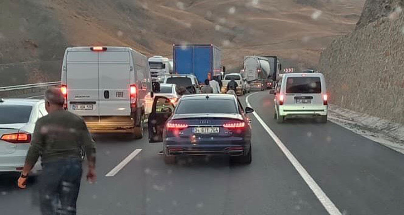 Van-Hakkari Karayolunda Korkunç Kaza: 2 Ölü, 5 Yaralı