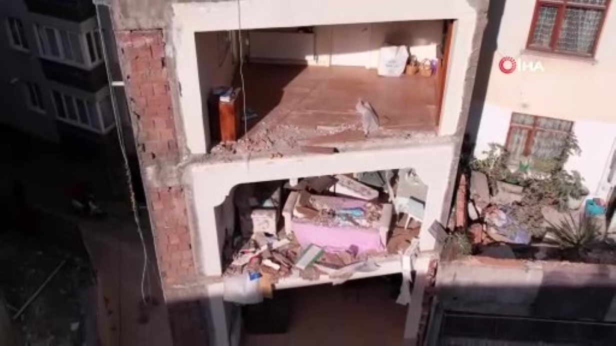 Zeytinburnu’nda Yıkım Eseri Şaşırtan Manzara: Bir Apartmanın Duvarı Yok!