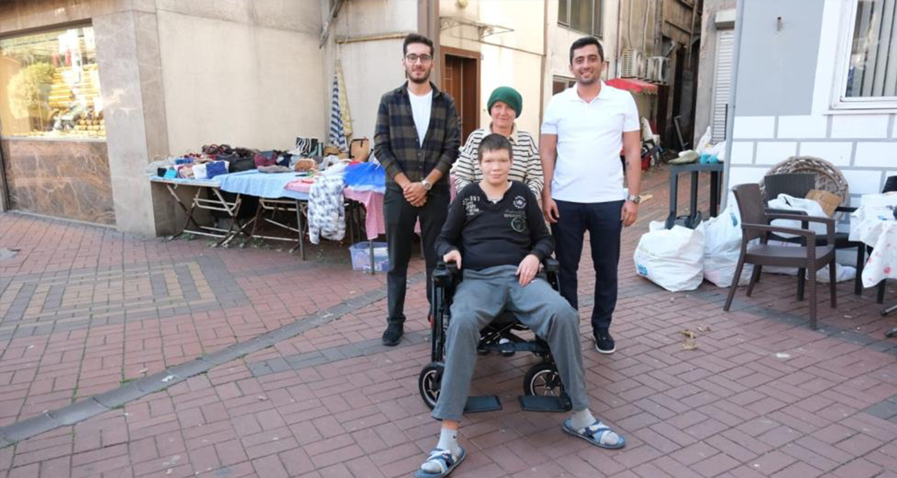 Zonguldak’ta Bir Annenin Çağrısı Üzerine Cam Kemik Hastası Gence Akülü Sandalye Bağışı