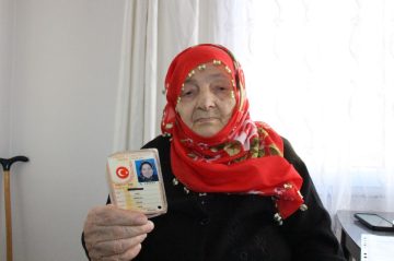 102 Yaşındaki Meryem Koç, Evde Kimlik Yenileme Hizmetiyle Yeni Kimliğine Kavuştu