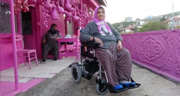 75 Yaşındaki Sakine Teyze’nin Pembeye Olan Tutkusu ve Akülü Araç Hayali