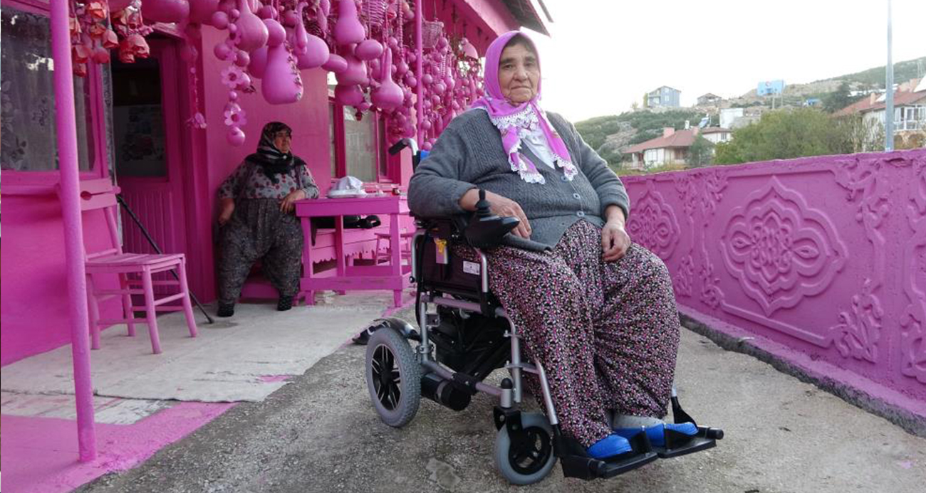 75 Yaşındaki Sakine Teyze’nin Pembeye Olan Tutkusu ve Akülü Araç Hayali