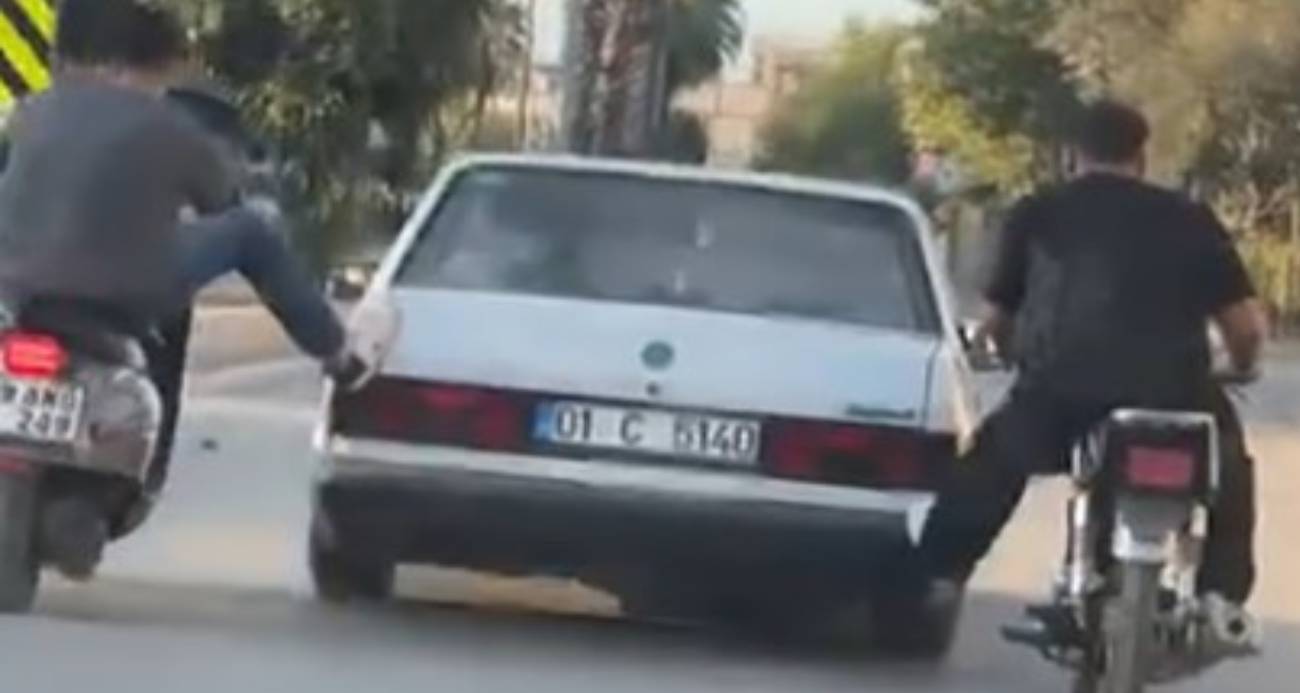 Adana’da İlginç Olay: Motosikletliler Yolda Kalan Otomobili Ayaklarıyla İtti