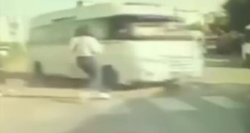 Adana’da Kontrolden Çıkan Minibüs Dehşeti: Genç Kız Son Anda Kurtuldu