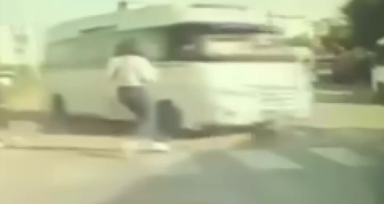 Adana’da Kontrolden Çıkan Minibüs Dehşeti: Genç Kız Son Anda Kurtuldu