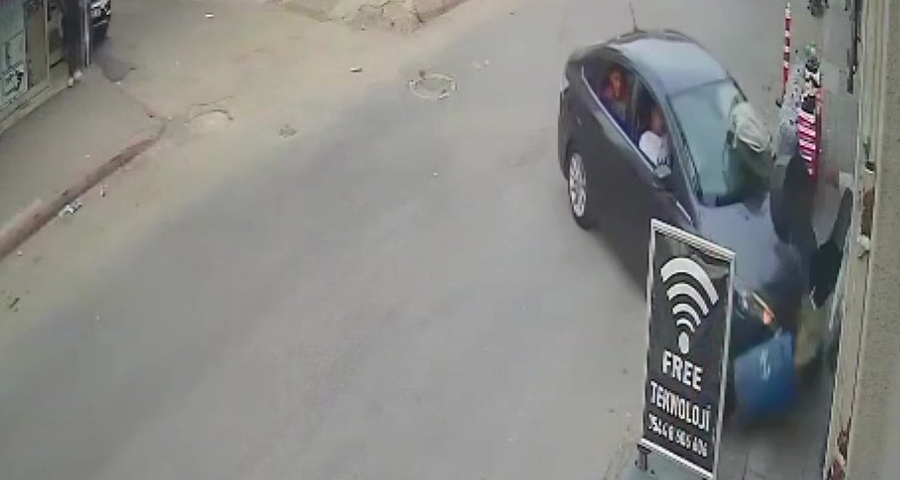 Adana’da Kontrolünü Kaybeden Otomobil Marketin İçine Girdi: 4 Yaralı