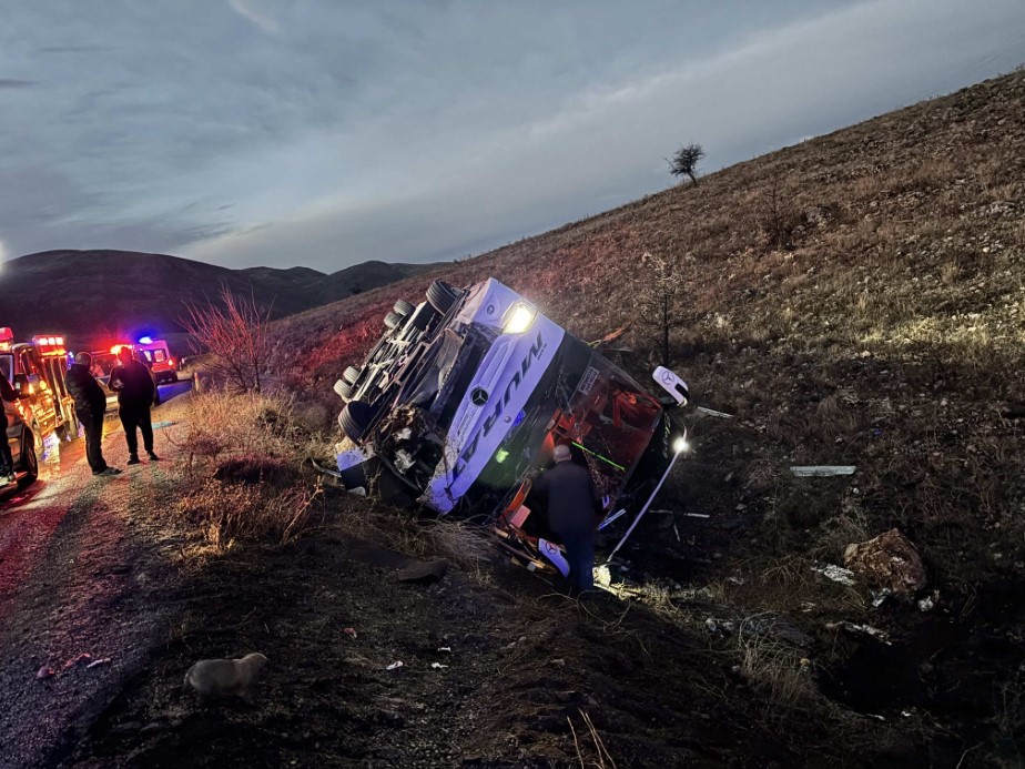 Afyonkarahisar’da Korkunç Kaza: Yolcu Otobüsü Devrildi, 2 Ölü ve 21 Yaralı