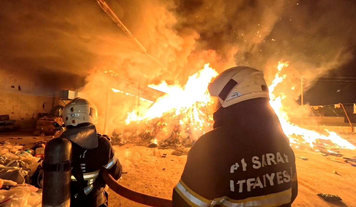 Aksaray’daki Geri Dönüşüm Tesisinde Büyük Yangın