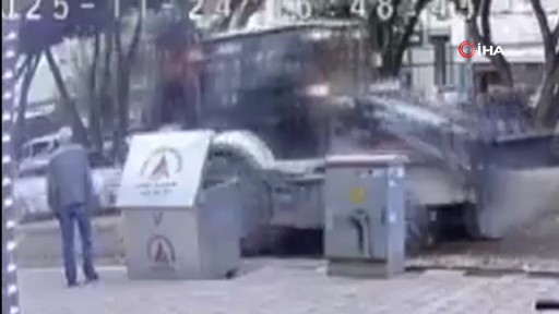 Antalya’da Kepçe Altında Kalarak Hayatını Kaybeden Yaşlı Adamın Kazası Güvenlik Kamerasında