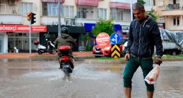 Antalya’da Şiddetli Yağmur ve Yıldırım Şovu