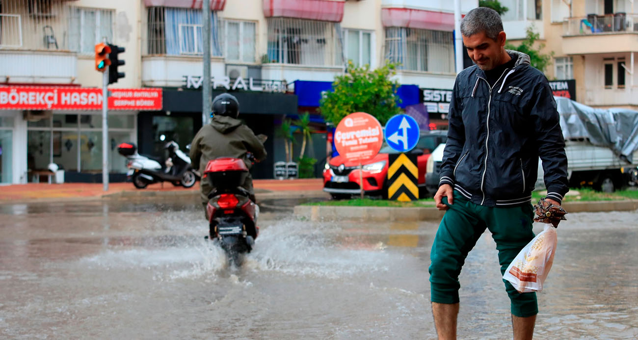 Antalya’da Şiddetli Yağmur ve Yıldırım Şovu