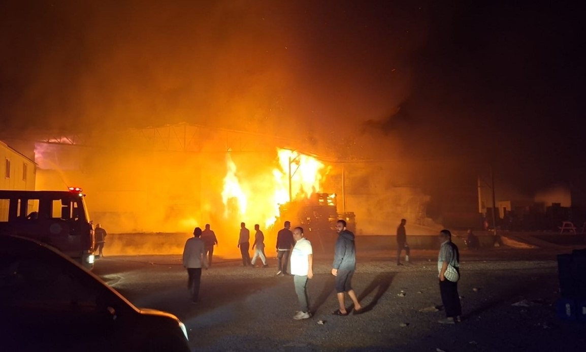 Antalya’daki Yangında Paketleme Fabrikası Kül Oldu