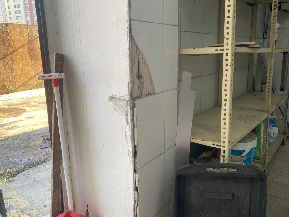 Ataşehir’de İnşaat Çalışması Sonucu Binada Meydana Gelen Hasar Panik Yarattı