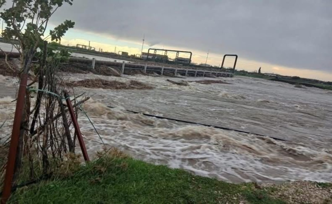 Ayvacık’ta Tuzla Çayı’nın Taşması Sonucu Tarım Alanları Su Altında