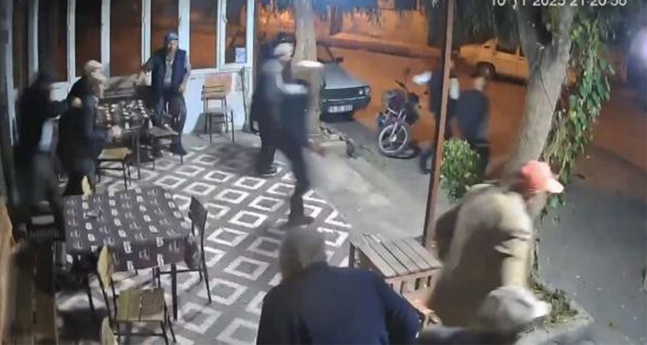 Balıkesir Sındırgı’da Deprem Anı Kahvehane Kamerasına Yansıdı