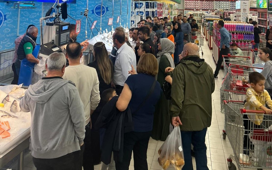 Beylikdüzü’nde Hamsi Fiyatları Düştü, Vatandaş Marketleri Doldurdu