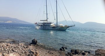 Bodrum’da Yelkenli Tekne Karaya Oturdu: Kurtarma Operasyonu Devam Ediyor