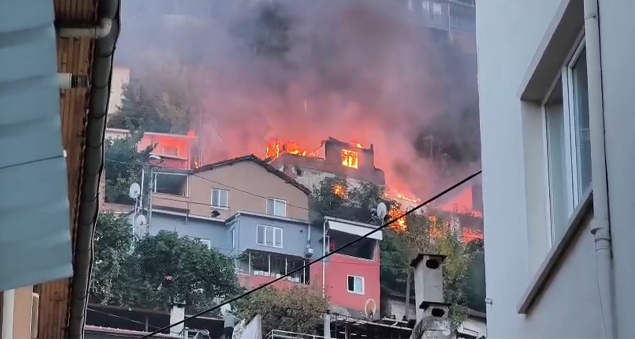 Bursa’da İki Katlı Bina Yangını Korku Yarattı, Olay Yerinden Dron Görüntüleri