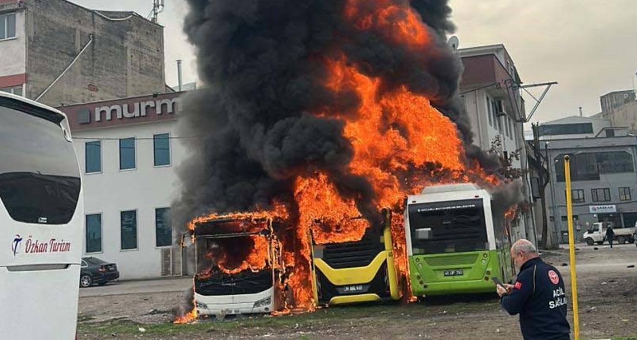 Bursa’da Park Halindeki Otobüsler Alevlere Teslim Oldu