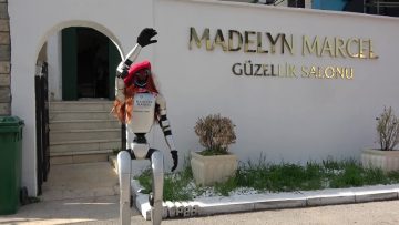 Bursa’daki Güzellik Salonuna Robot Çalışan Katıldı