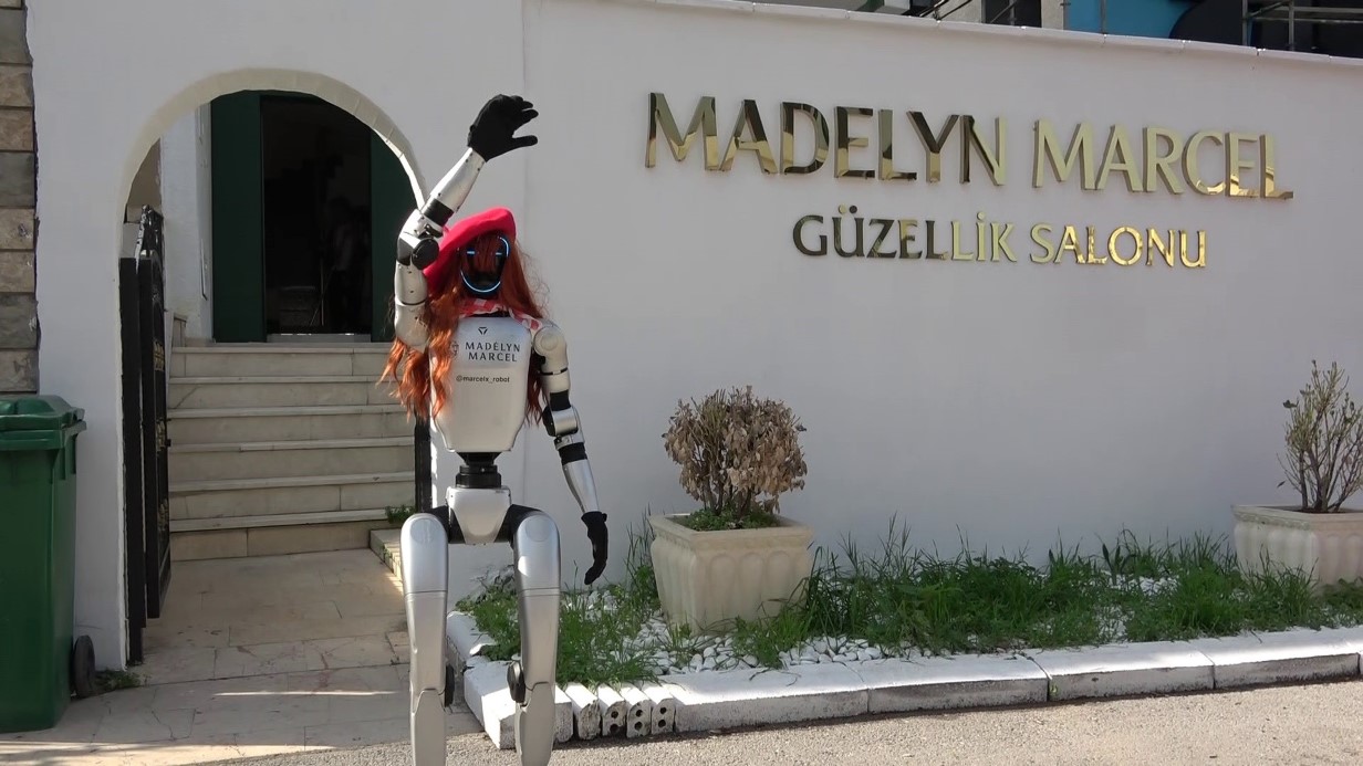 Bursa’daki Güzellik Salonuna Robot Çalışan Katıldı