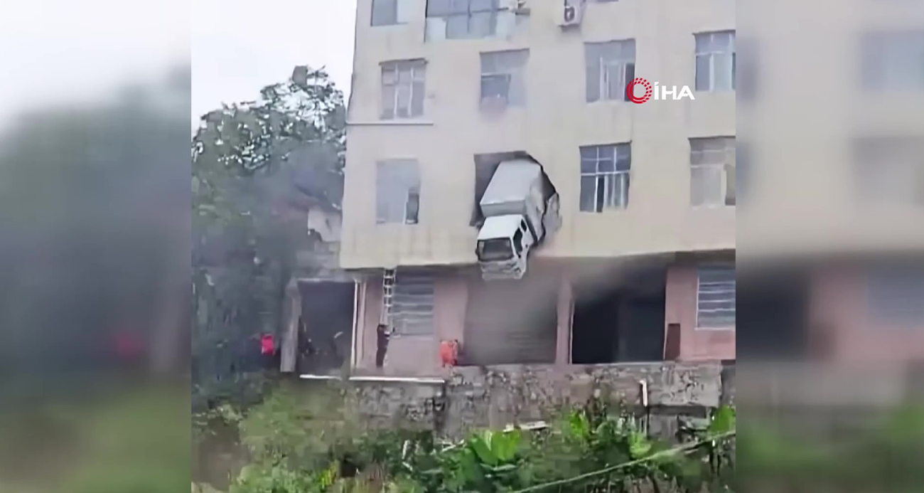 Çin’de Sıra Dışı Kaza: Kamyon İkinci Kata Saplandı!