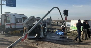 Diyarbakır’da Trafik Kazası: Tır, İki Araçla Çarpıştı; 2 Ölüm, 3 Yaralı