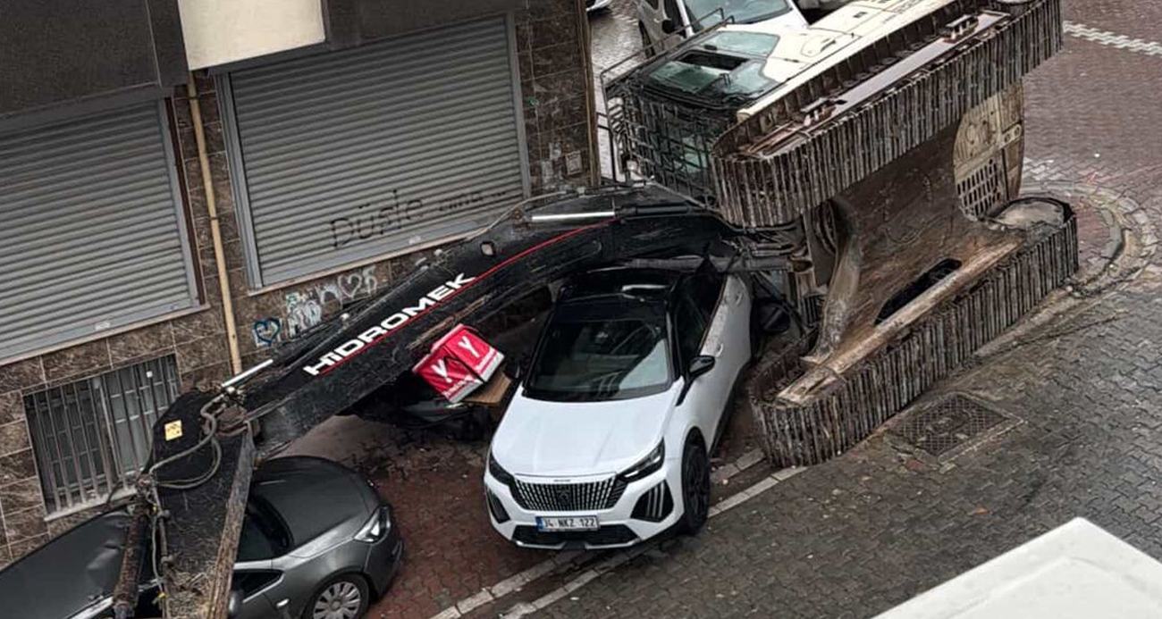 Esenyurt’ta Tır Kazası: İş Makinesi Devrildi ve Araçlara Zarar Verdi