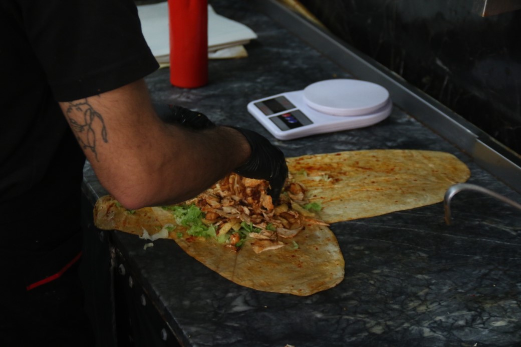 Eskişehir’de 1 Kilogramlık Tavuk Dürüm Fırtınası: Esnaf Taleplere Yetişemiyor!