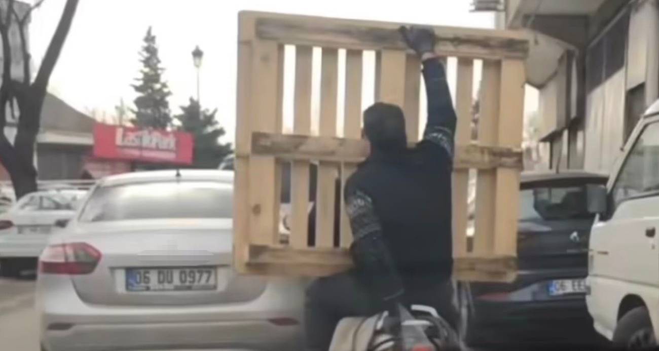 Gaziantep’te Tehlikeli Yolculuk: Motosiklet Üzerinde Palet Taşıyan Sürücü