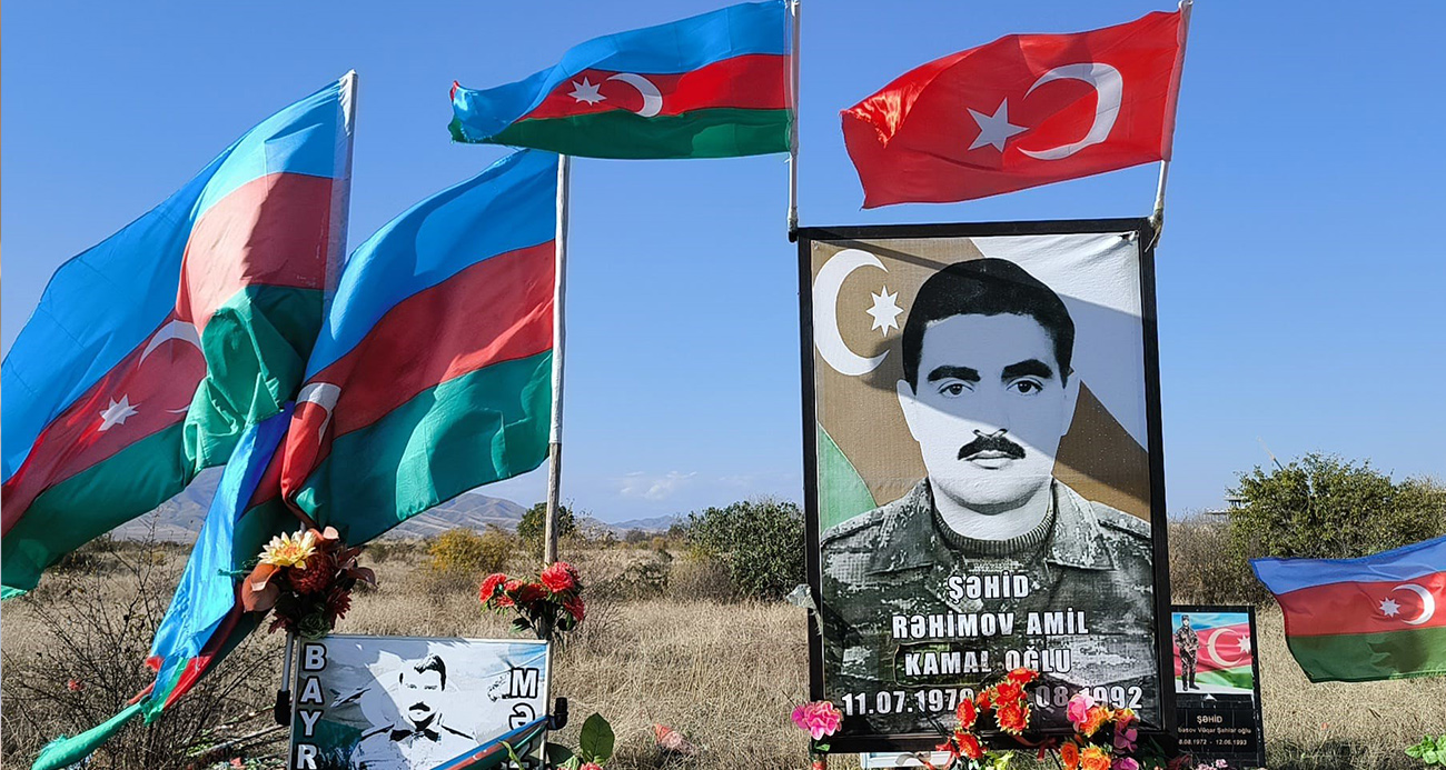 Hocalı’da Anma ve Dayanışma: Azerbaycan ve Türkiye Bayrakları Bir Arada