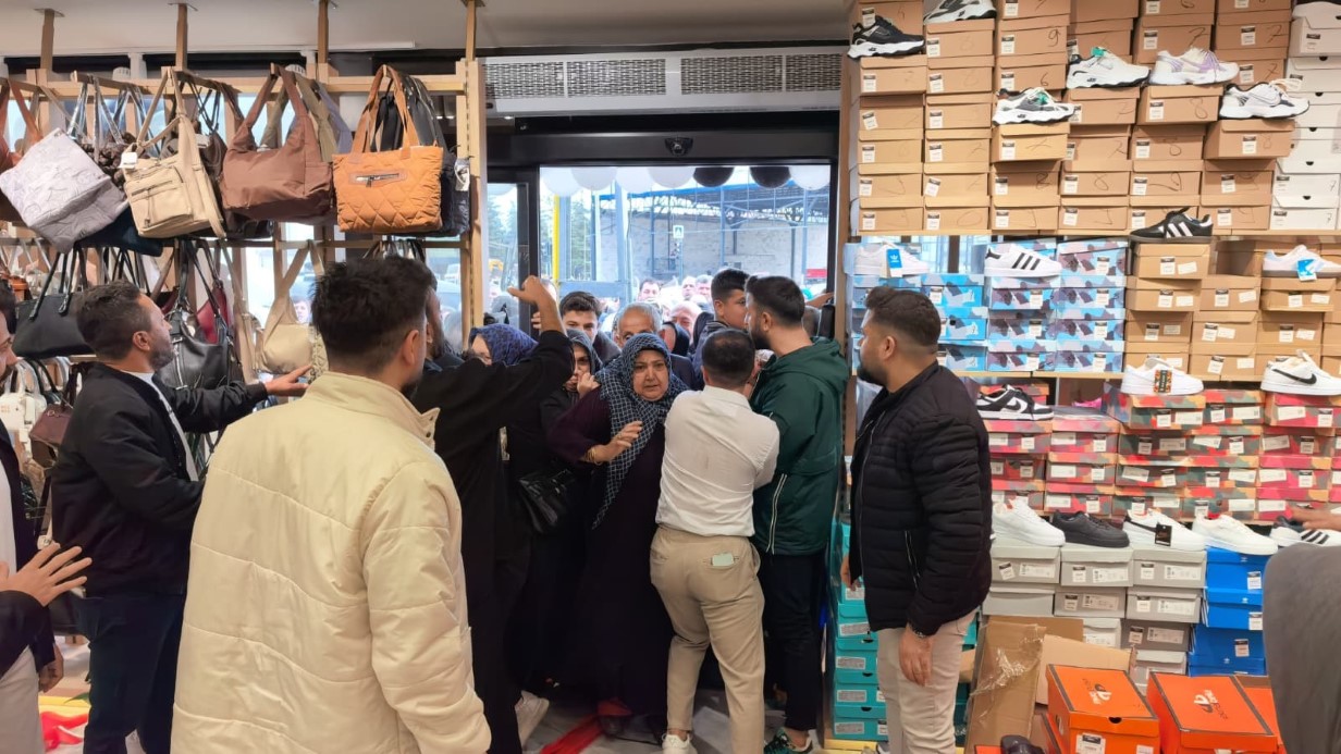 İnegöl’de Açılışa Özel 10 TL’lik İndirim Fırsatı Büyük İlgi Gördü